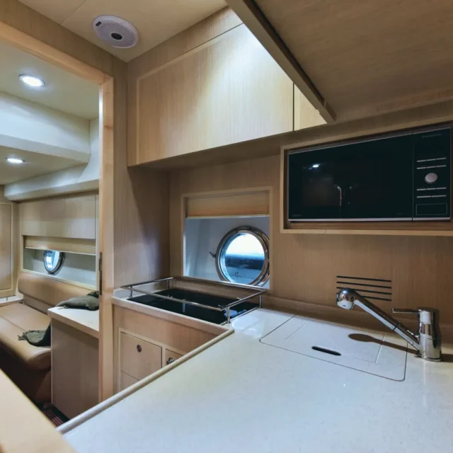 The galley: hob, sink and microwave